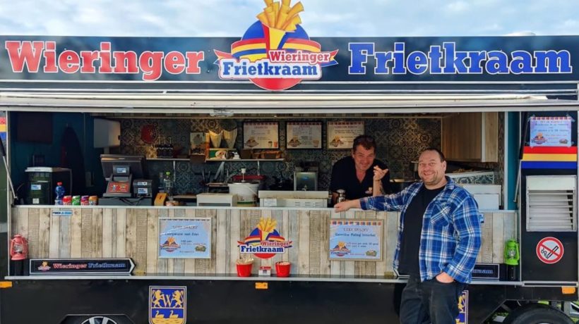 Ingo Halfweeg bij zijn oude frietkraam Foto: Wieringer Frietkraam