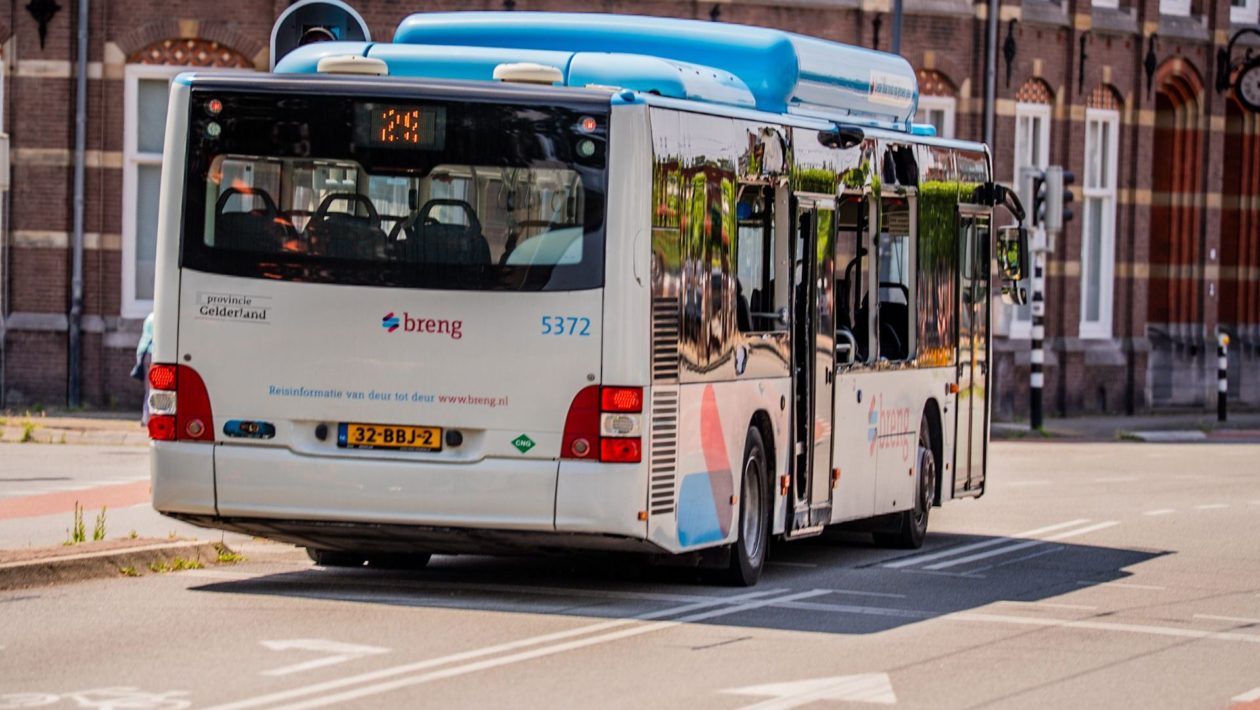 Lijnbus knalt op verhuiswagen Foto: Persbureau Heitink