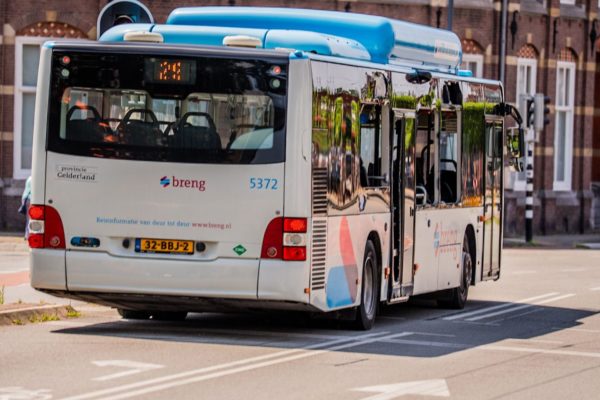 Lijnbus knalt op verhuiswagen Foto: Persbureau Heitink
