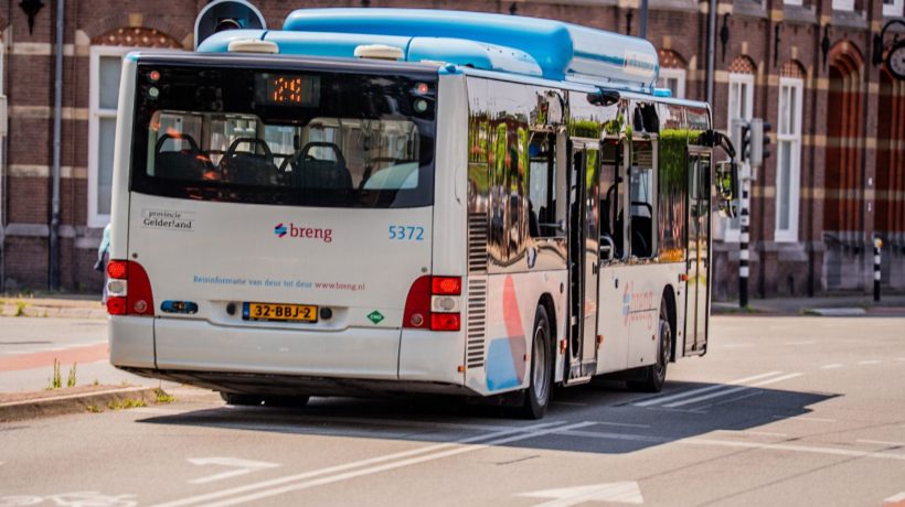 Lijnbus knalt op verhuiswagen Foto: Persbureau Heitink