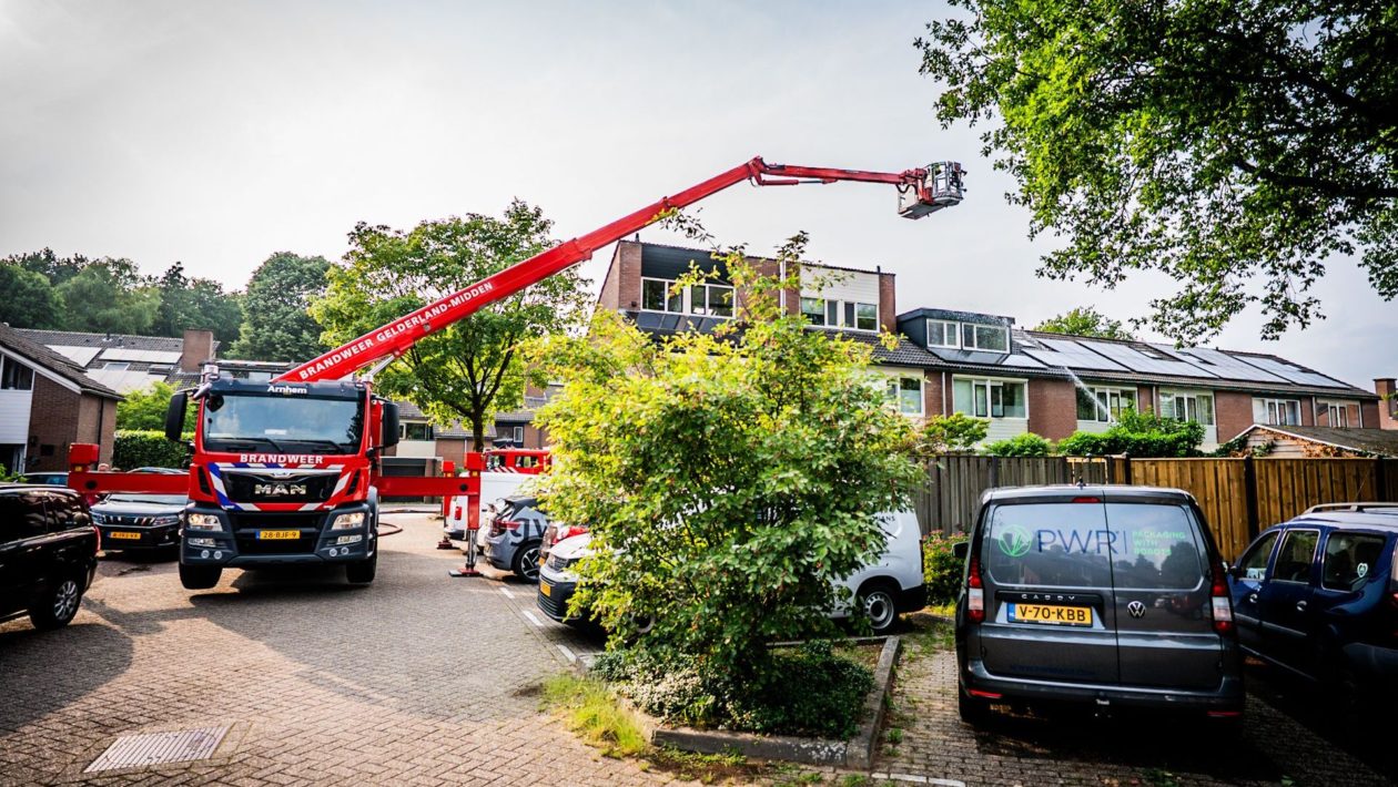 Brandweer rukt uit voor brand in dak van woning in Dieren Foto: Persbureau Heitink