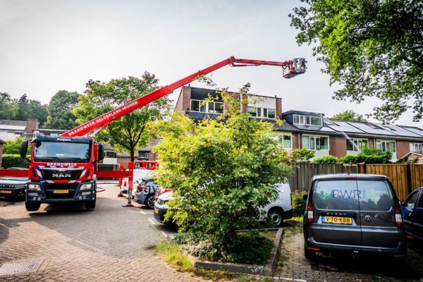 Brandweer rukt uit voor brand in dak van woning in Dieren Foto: Persbureau Heitink
