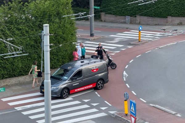 Scooterrijder gaat onderuit op beruchte rotonde Velp Foto: Studio Rheden