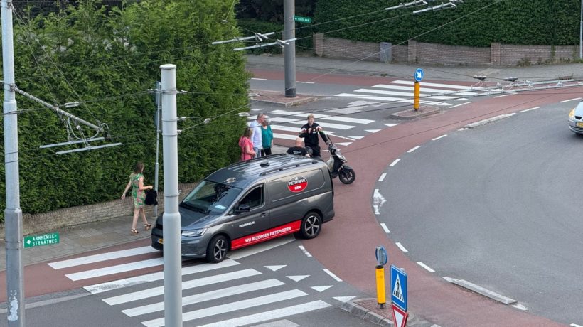 Scooterrijder gaat onderuit op beruchte rotonde Velp Foto: Studio Rheden