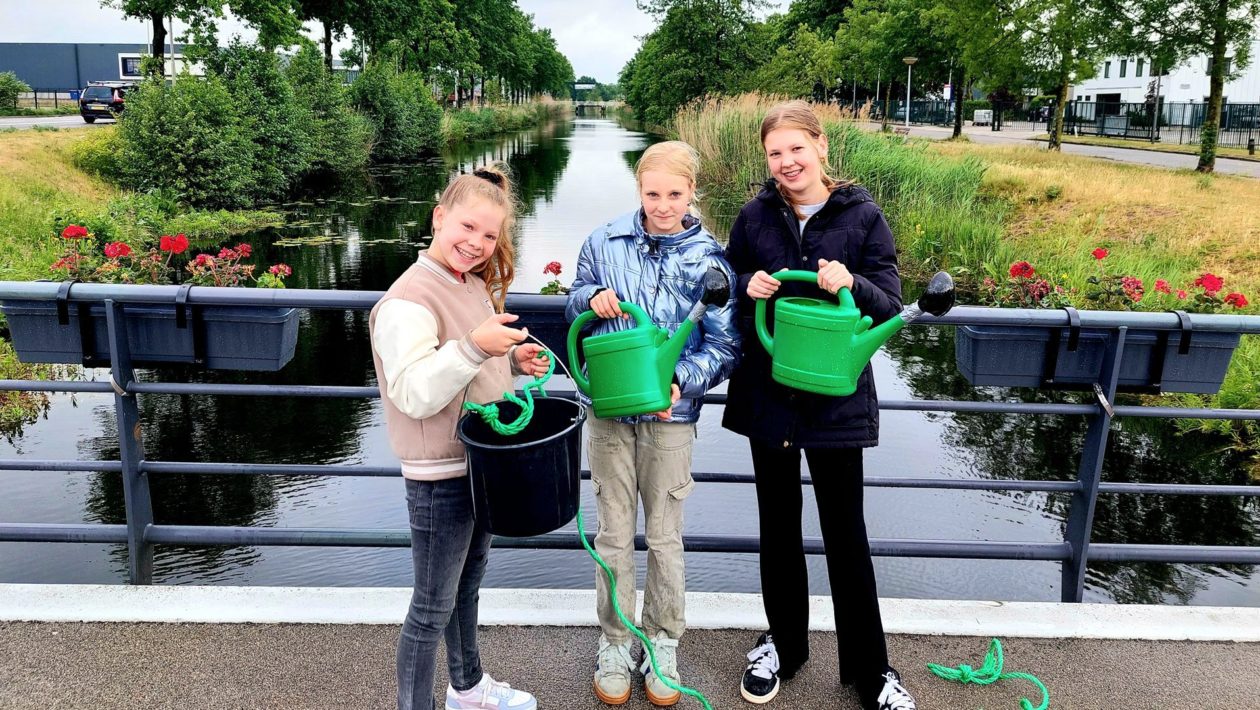 Geraniums fleuren bruggen in Spankeren op Foto: Sjoukje Luijken