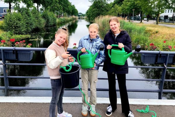 Geraniums fleuren bruggen in Spankeren op Foto: Sjoukje Luijken