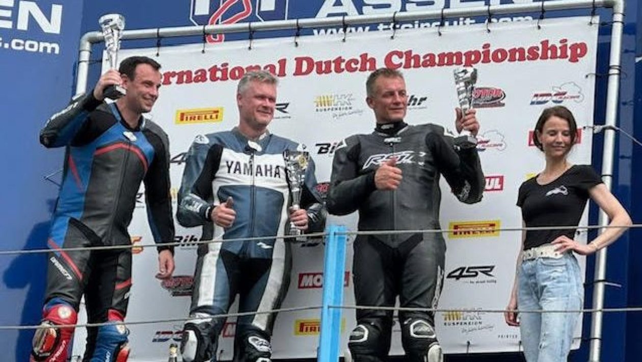 Robin Holland (links) wordt tweede op TT Circuit Assen Foto: Jacco Hillebrink