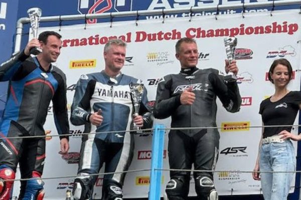Robin Holland (links) wordt tweede op TT Circuit Assen Foto: Jacco Hillebrink