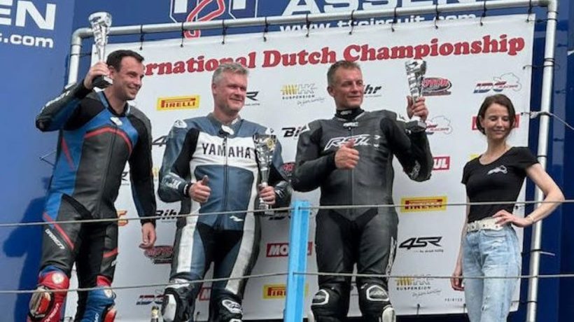 Robin Holland (links) wordt tweede op TT Circuit Assen Foto: Jacco Hillebrink