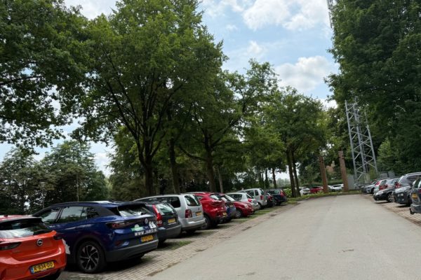 Parkeerplaats gemeentehuis De Steeg Foto: Martin Slijper