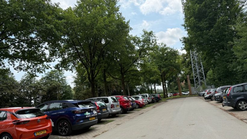 Parkeerplaats gemeentehuis De Steeg Foto: Martin Slijper