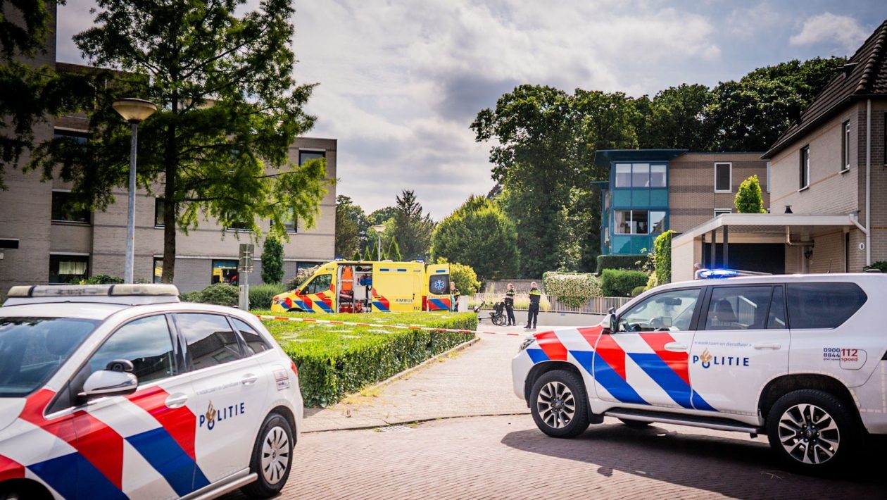 Vrouw zwaargewond na val met fiets bij parkeergarage in Dieren Foto: Persbureau Heitink