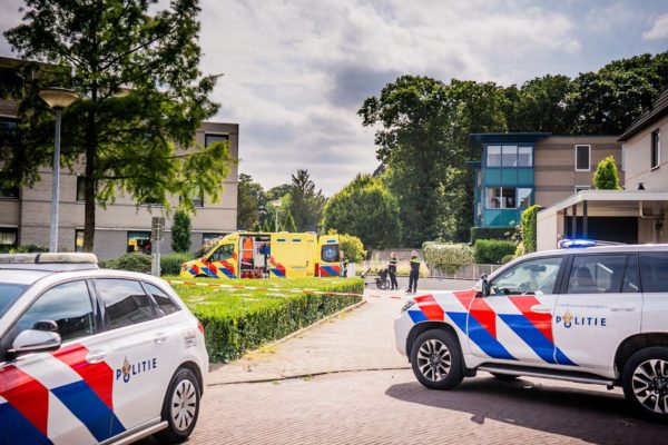 Vrouw zwaargewond na val met fiets bij parkeergarage in Dieren Foto: Persbureau Heitink