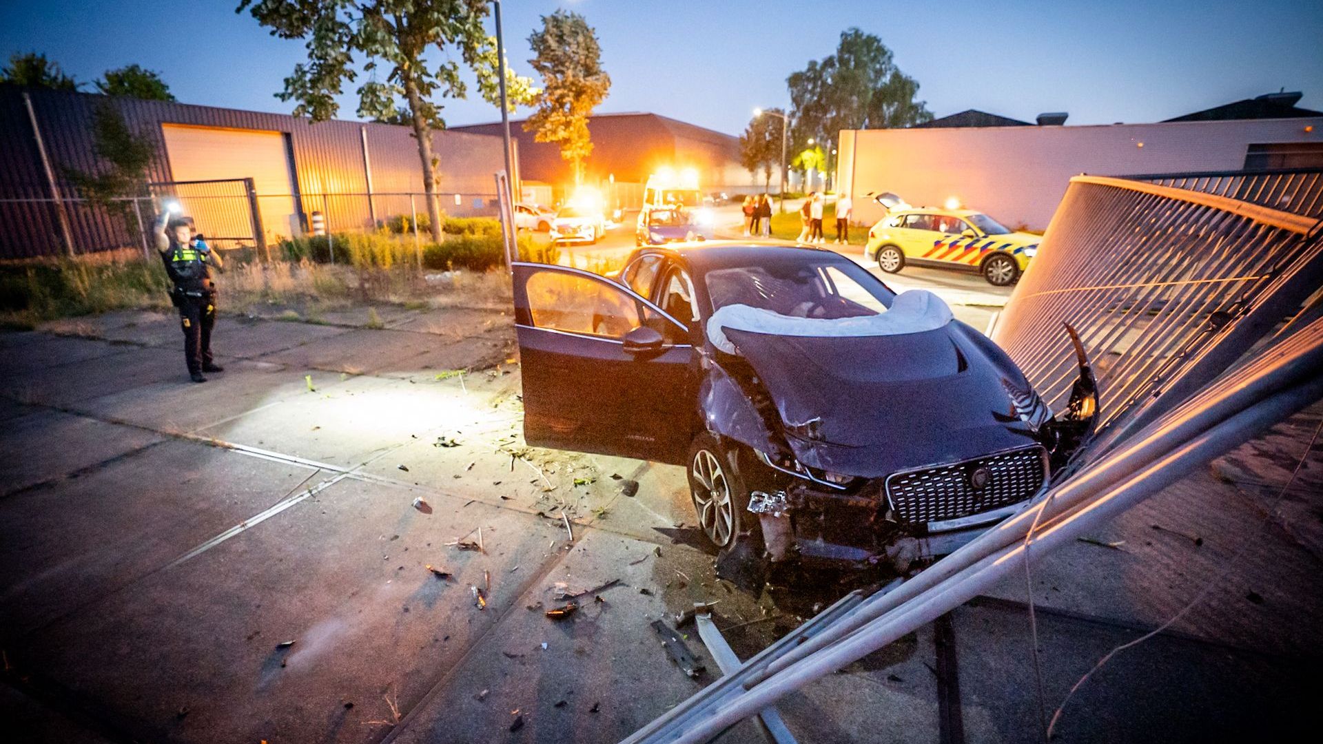 Jaguar rijdt toegangspoort industrieterrein Velp kapot