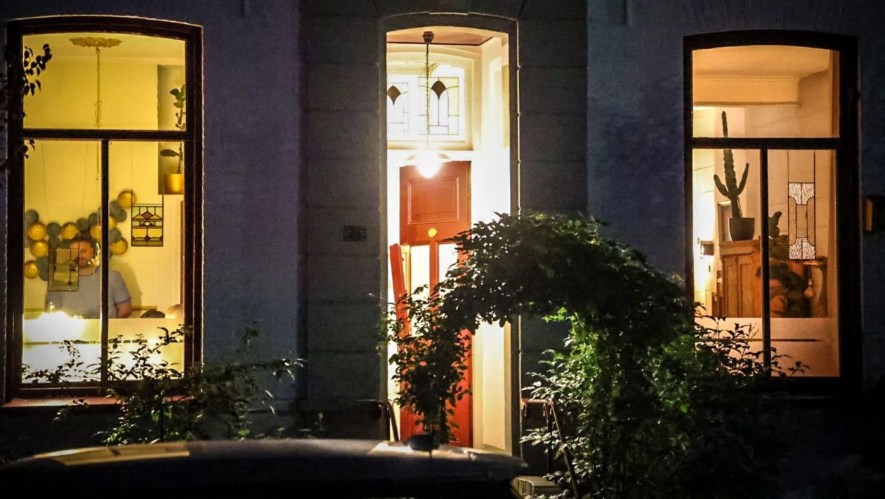 Harde explosie sloopt voordeur bij woning in Velp Foto: Persbureau Heitink