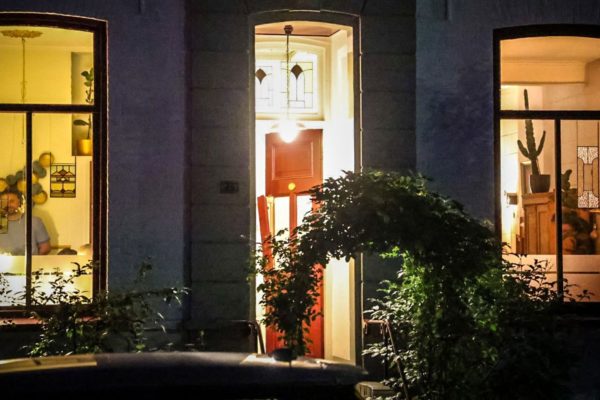 Harde explosie sloopt voordeur bij woning in Velp Foto: Persbureau Heitink