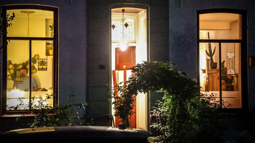 Harde explosie sloopt voordeur bij woning in Velp Foto: Persbureau Heitink