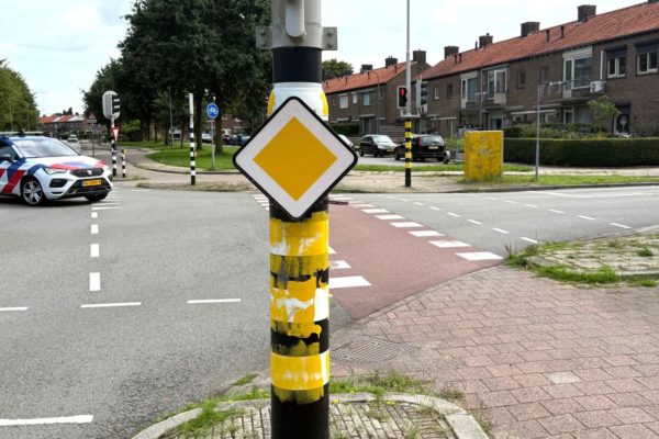 Stoplichten en viaduct in Velp beklad in geel-zwart van Vitesse Foto: Studio Rheden