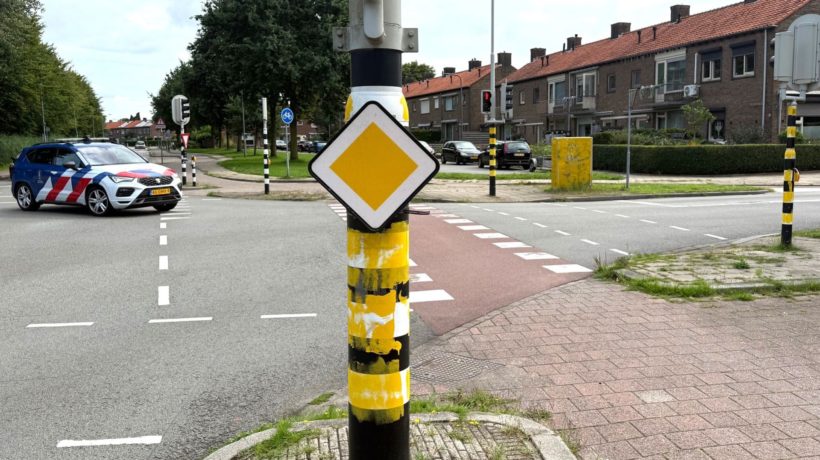 Stoplichten en viaduct in Velp beklad in geel-zwart van Vitesse Foto: Studio Rheden