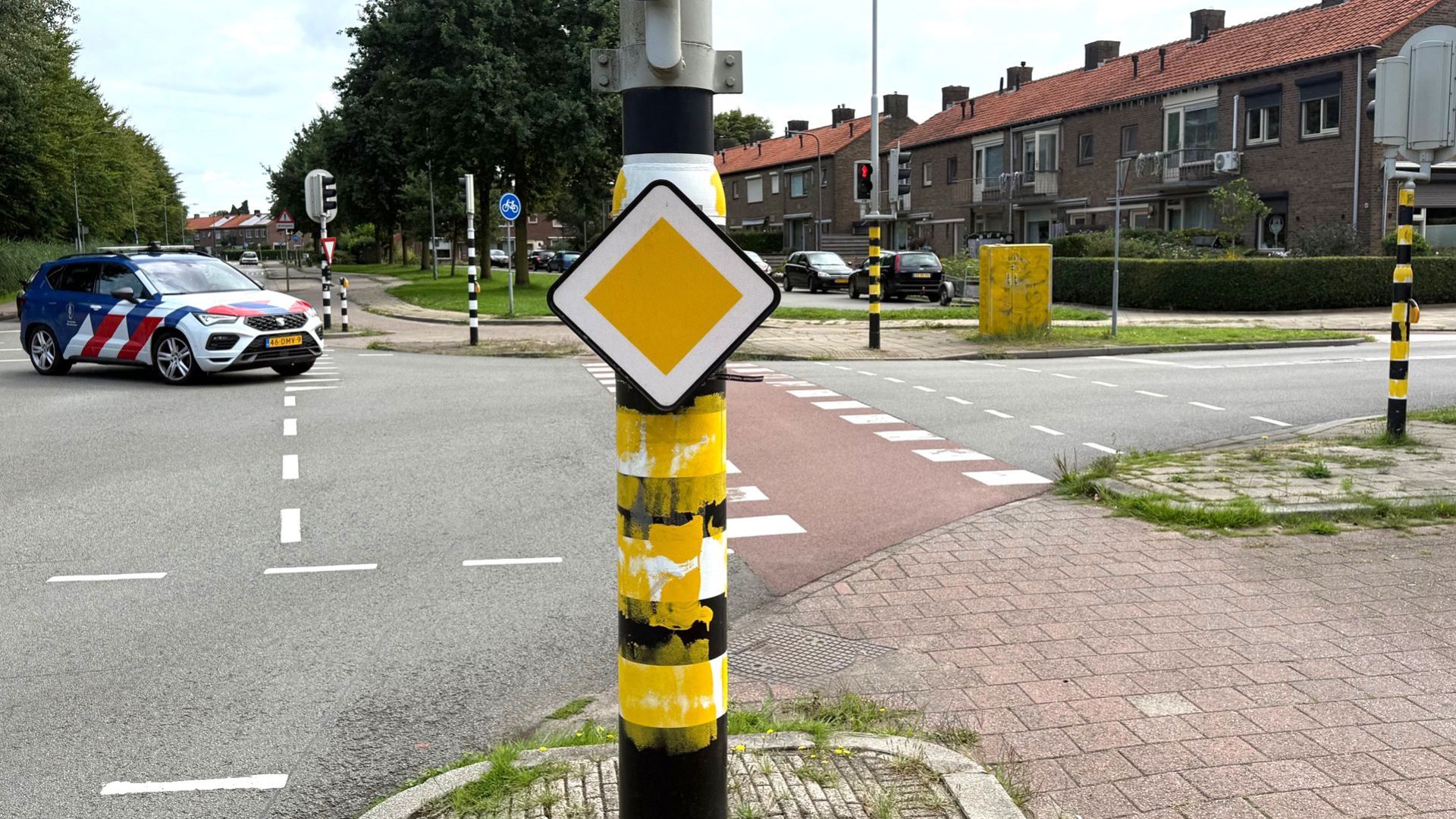 Stoplichten en viaduct in Velp beklad in geel-zwart van Vitesse