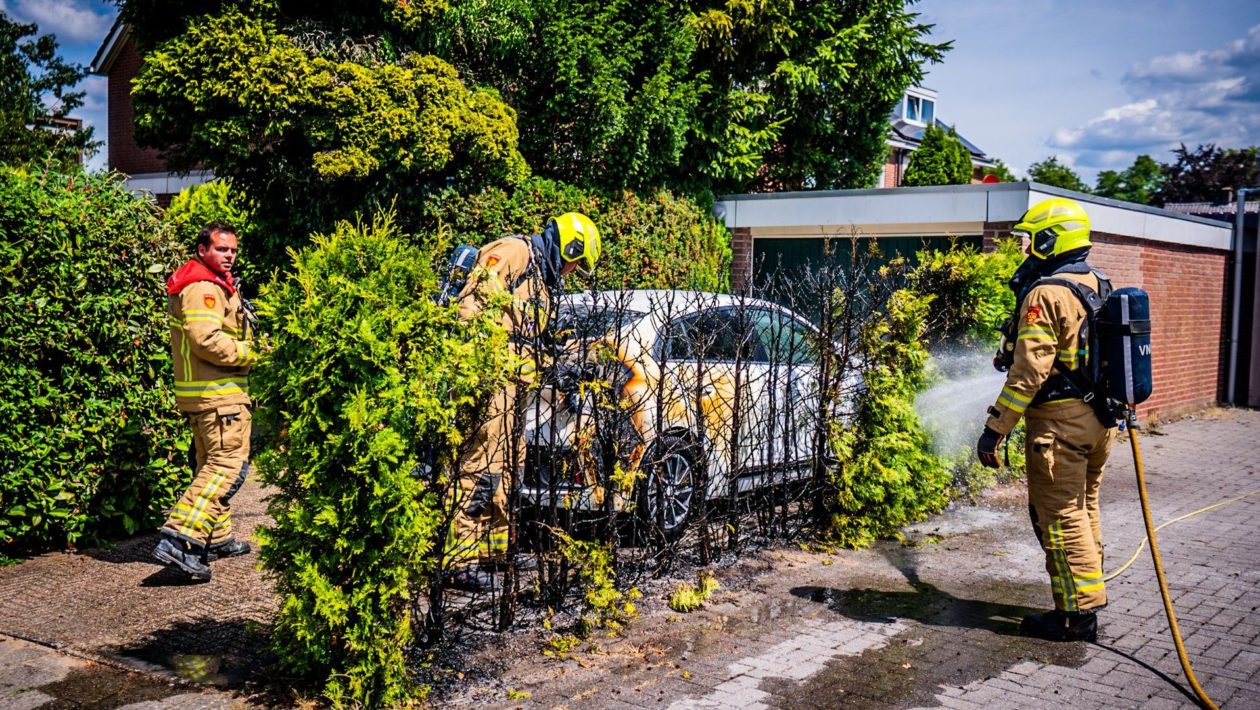 Auto buren in brand door onkruidbrander Foto: Persbureau Heitink