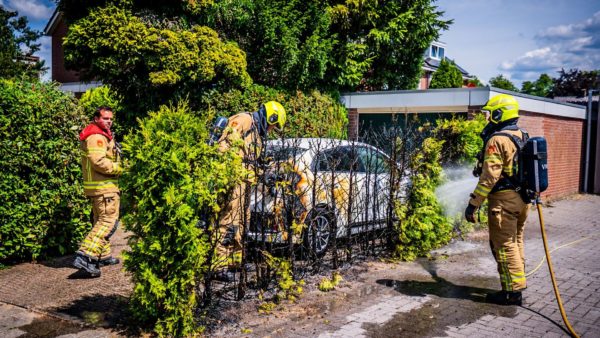 Auto buren in brand door onkruidbrander Foto: Persbureau Heitink