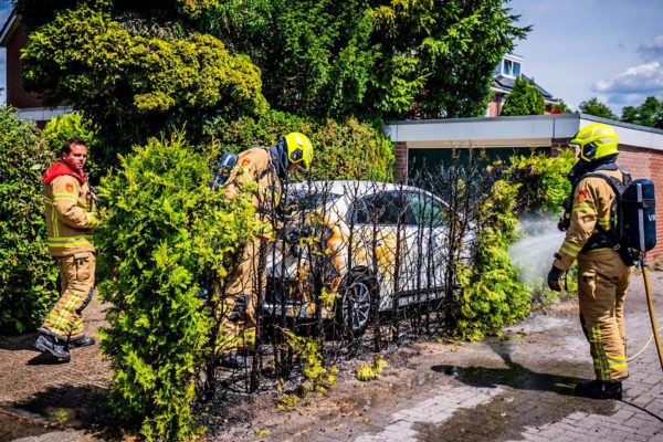 Auto buren in brand door onkruidbrander Foto: Persbureau Heitink