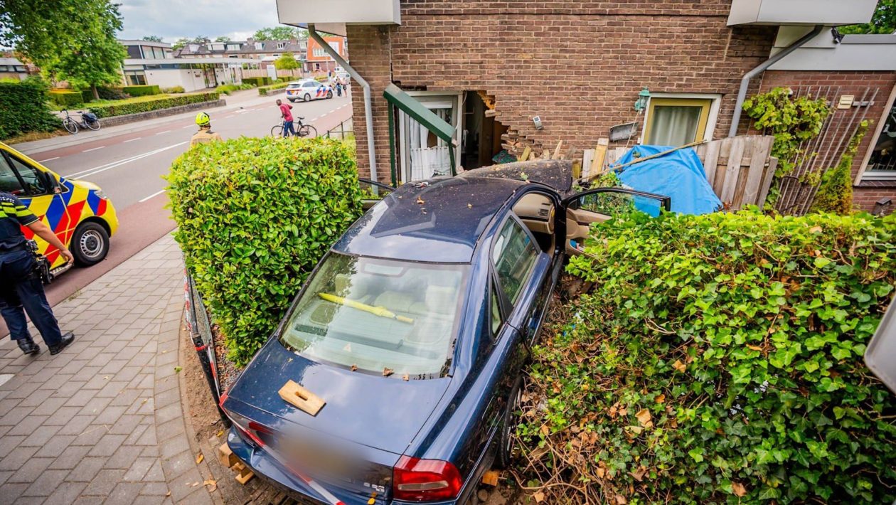 De auto reed de woning aan de Harderwijkerweg binnen. Foto: Persbureau Heitink