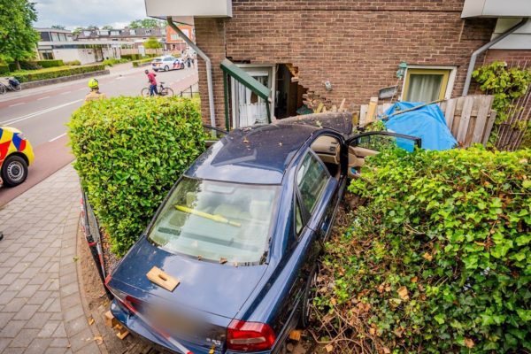 De auto reed de woning aan de Harderwijkerweg binnen. Foto: Persbureau Heitink