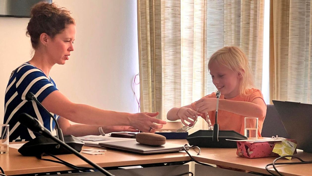 Laura Geelhoed vervangt Emmy Olsthoorn als kinderburgemeester van Rozendaal Foto: Rozendaal