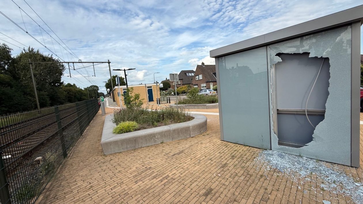 Vandalen richten vernielingen aan bij treinstation Rheden Foto: Martin Slijper