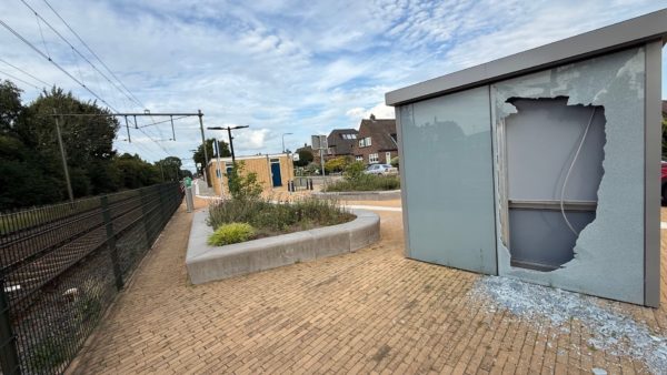 Vandalen richten vernielingen aan bij treinstation Rheden Foto: Martin Slijper