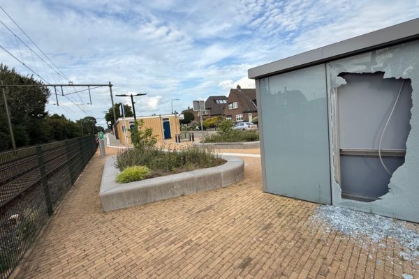 Vandalen richten vernielingen aan bij treinstation Rheden Foto: Martin Slijper
