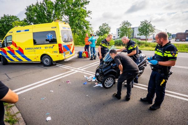 Motorrijdster zwaargewond na botsing op Kanaalweg in Dieren Foto: Persbureau Heitink