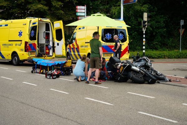 Motorrijder en bijrijder gewond na aanrijding met camperbusje in Velp Foto: Persbureau Heitink