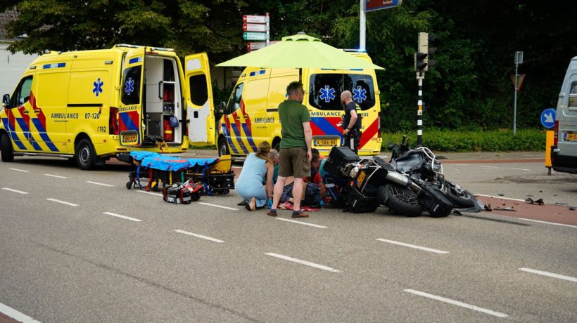 Motorrijder en bijrijder gewond na aanrijding met camperbusje in Velp Foto: Persbureau Heitink