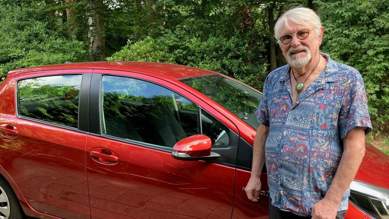 Ben Bouwman (80) bij zijn bekraste auto. Foto: Omroep Gelderland