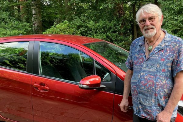 Ben Bouwman (80) bij zijn bekraste auto. Foto: Omroep Gelderland