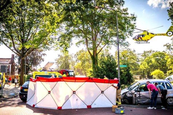 Ernstig ongeluk met gewonden in Dieren: kruising urenlang afgesloten Foto: Persbureau Heitink