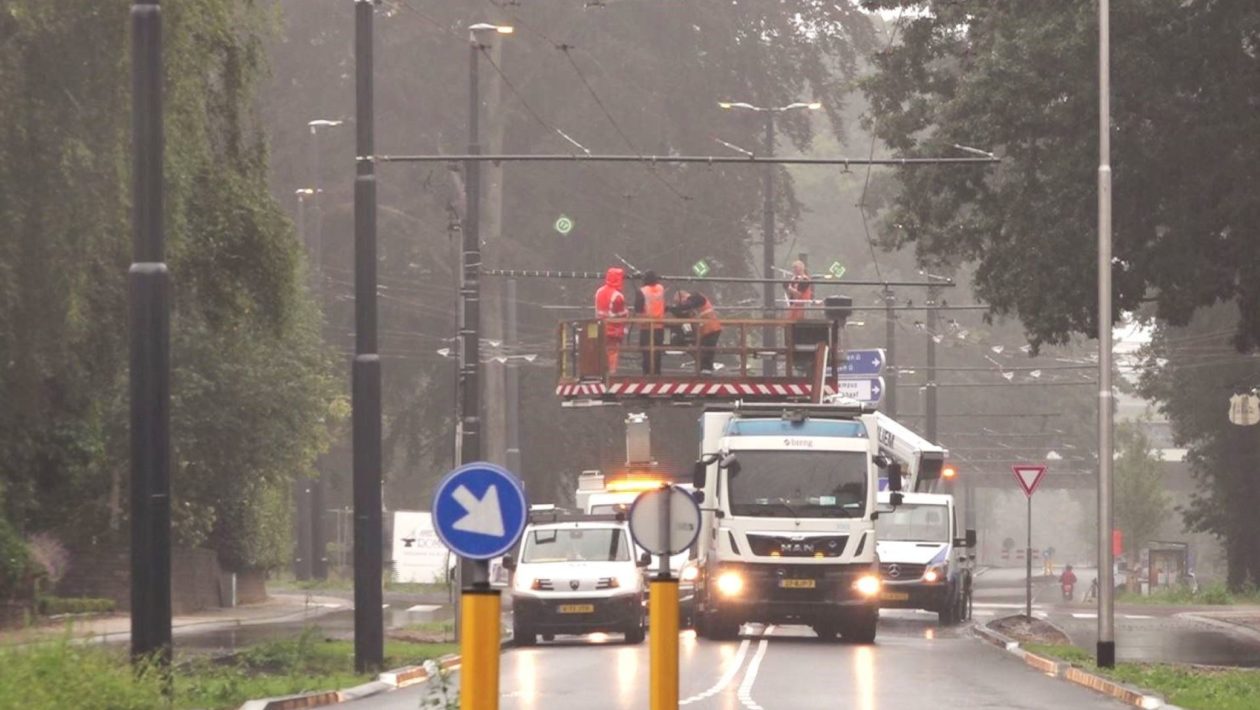 Personeel van vervoersbedrijf Breng werkt op de Velperweg aan de bovenleiding voor de trolleybussen. Door koperdiefstal kunnen de bussen nog niet rijden. Foto: Omroep Gelderland