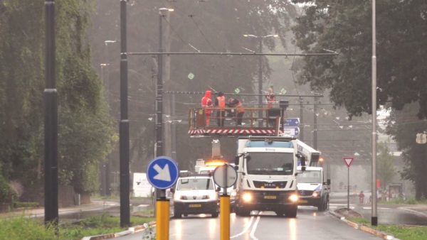Personeel van vervoersbedrijf Breng werkt op de Velperweg aan de bovenleiding voor de trolleybussen. Door koperdiefstal kunnen de bussen nog niet rijden. Foto: Omroep Gelderland