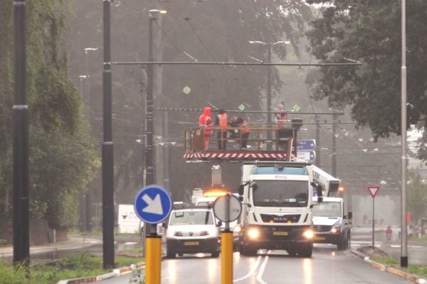 Personeel van vervoersbedrijf Breng werkt op de Velperweg aan de bovenleiding voor de trolleybussen. Door koperdiefstal kunnen de bussen nog niet rijden. Foto: Omroep Gelderland