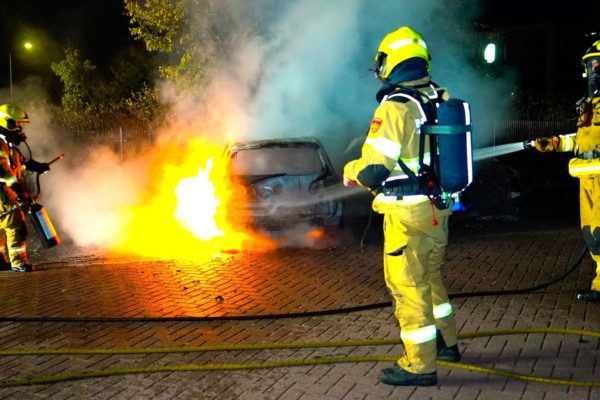 Feest in Dieren-Zuid eindigt uren later in felle autobrand Foto: Persbureau Heitink
