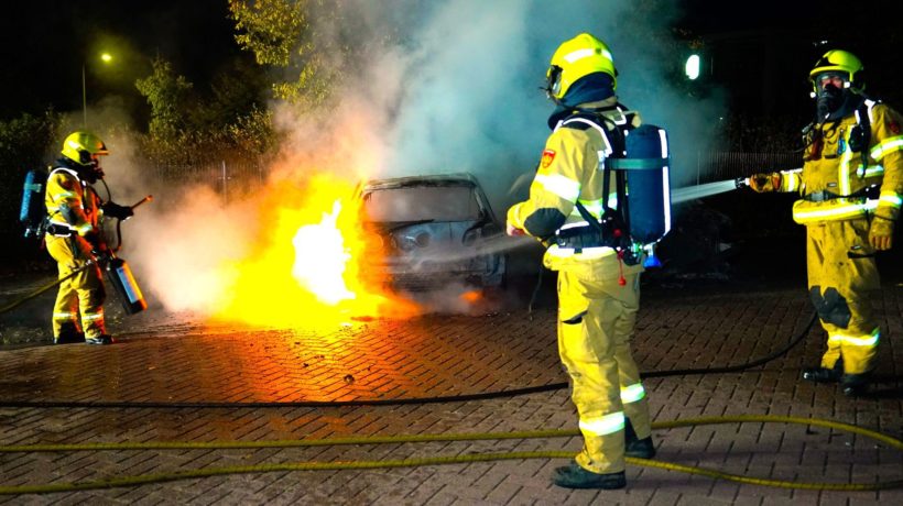 Feest in Dieren-Zuid eindigt uren later in felle autobrand Foto: Persbureau Heitink