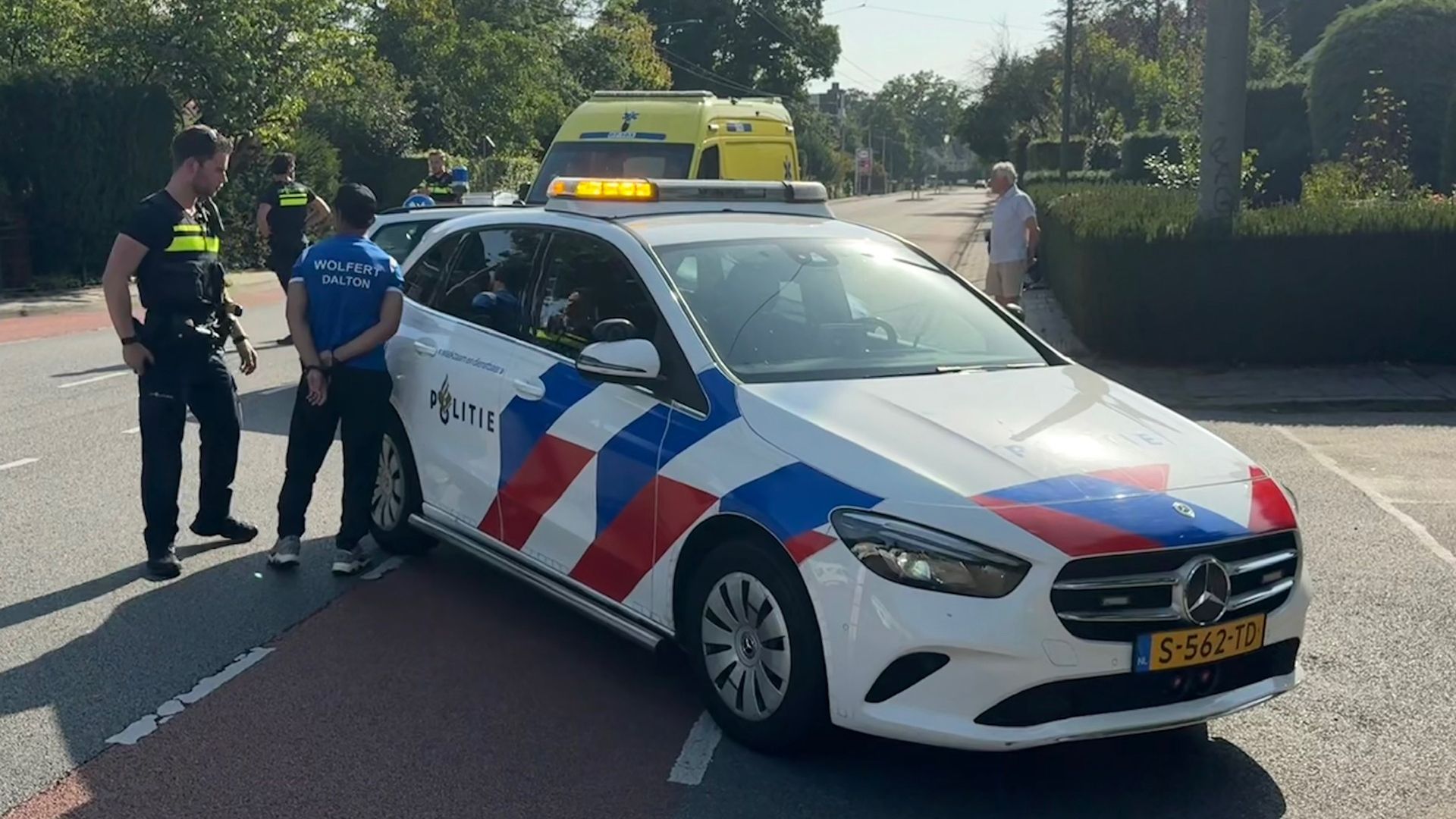 Gestolen scooter botst op auto in Velp, twee gewonden en arrestaties