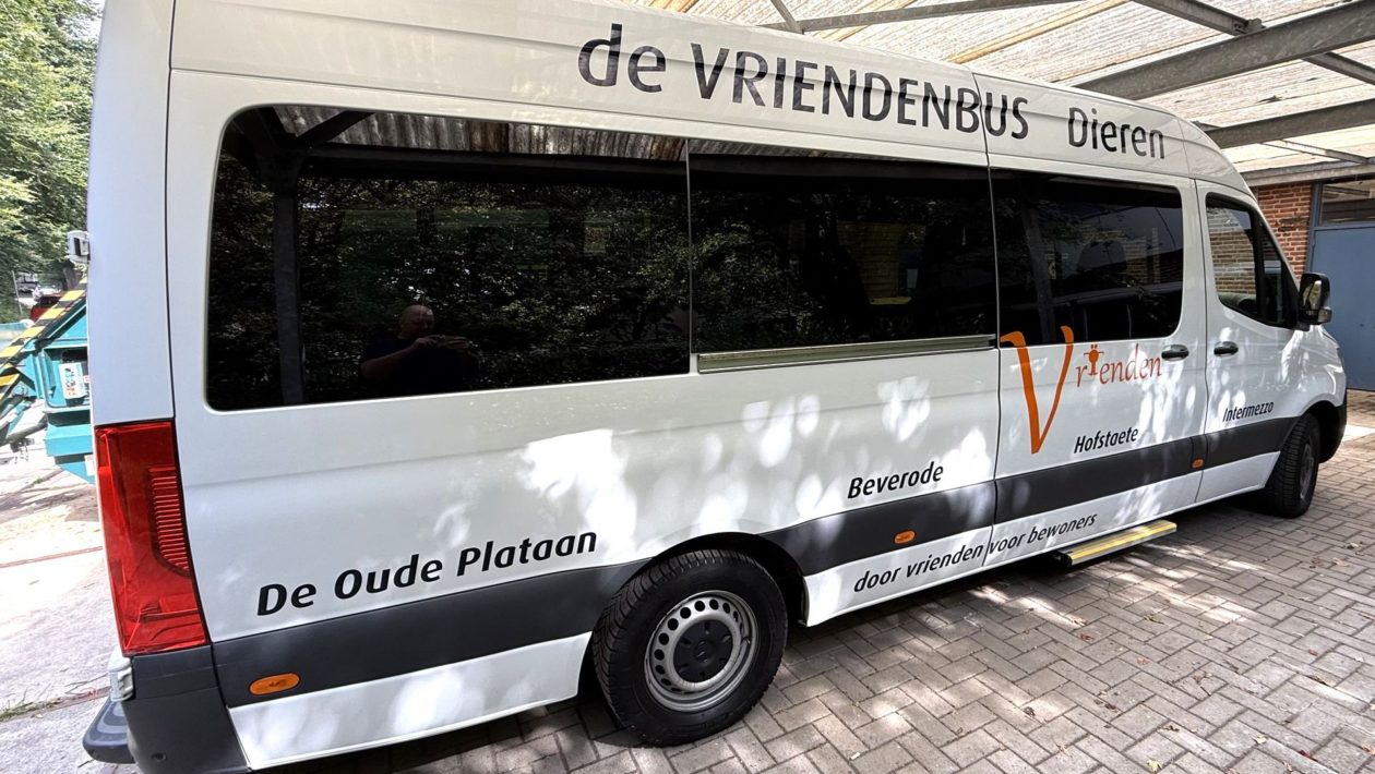 Nieuwe Vriendenbus van Vrienden van Hofstaete en Intermezzo Foto: Martin Slijper