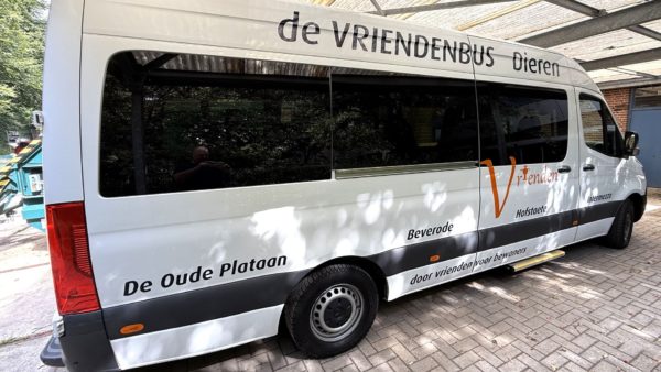 Nieuwe Vriendenbus van Vrienden van Hofstaete en Intermezzo Foto: Martin Slijper