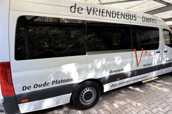 Nieuwe Vriendenbus van Vrienden van Hofstaete en Intermezzo Foto: Martin Slijper