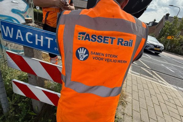Asset Rail verwijdert opnieuw graffiti bij het spoor Foto: Martin Slijper