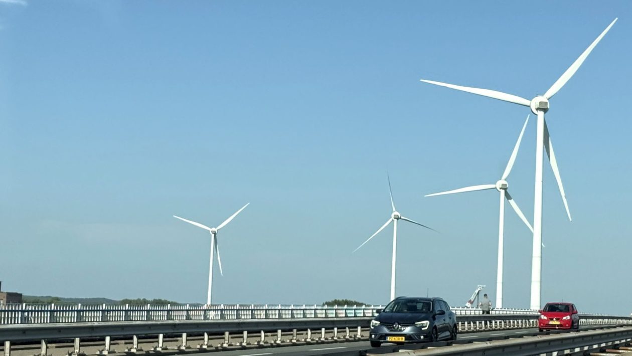 Vier windturbines van 177 meter hoog langs de Pleijroute bij Arnhem Foto: Martin Slijper